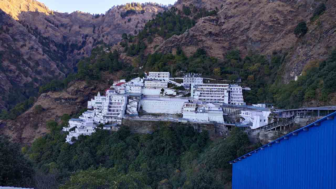 Vaishno_devi_temple_view_from_bhairon_temple