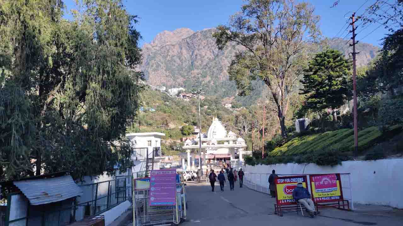 Vaishno_devi_walkway_entrance