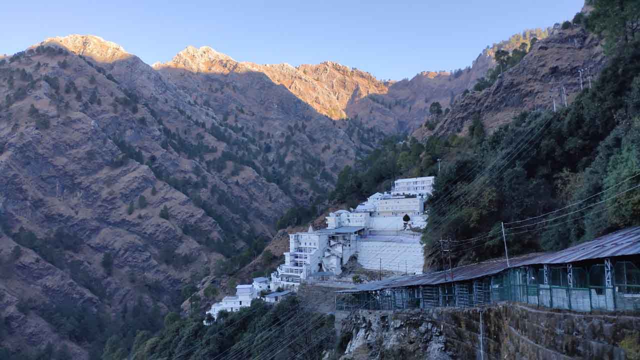 walking_pathway_vaishno_devi_temple